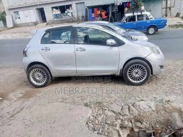 Toyota Yaris 2010 Gray