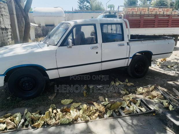 Toyota Hilux 1988 White