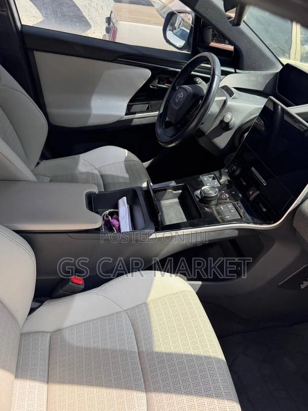 Toyota bZ4X 71.4 kWh FWD 2022 White