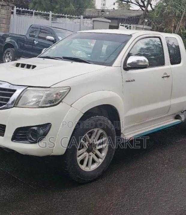 Toyota Hilux 2013 White
