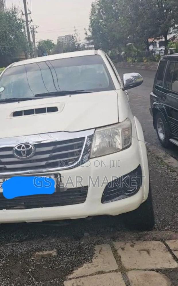 Toyota Hilux 2013 White