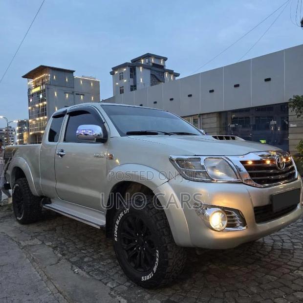 Toyota Hilux 2012 Silver