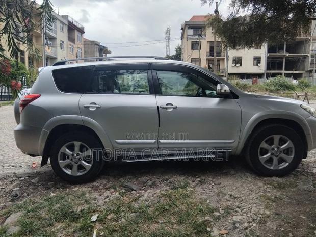 Toyota RAV4 2011