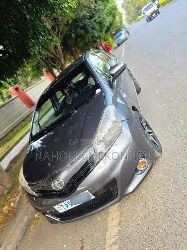 Toyota Yaris 2011 Gray