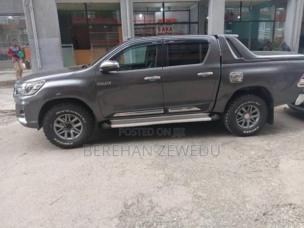 Toyota Hilux 2018 Gray