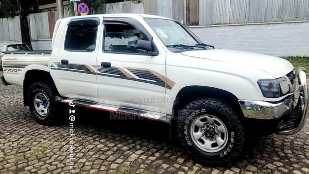 Toyota Hilux 2002 White