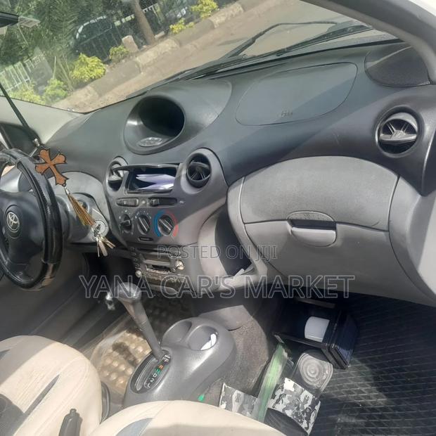 Toyota Vitz 2002 Gray