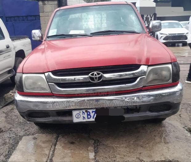 Toyota Hilux 2004 White