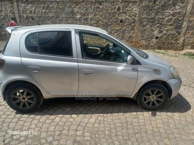 Toyota Vitz 2004 Silver