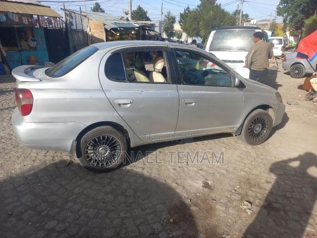Toyota Platz 2001 Silver
