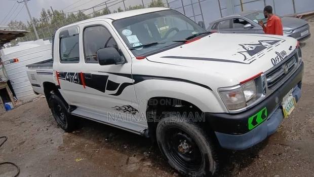 Toyota Hilux 2001 White