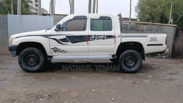 Toyota Hilux 2001 White