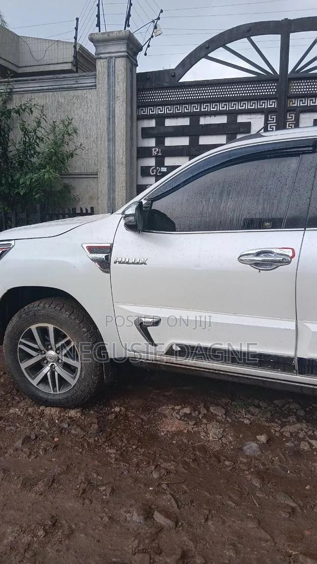 Toyota Hilux 2018 White
