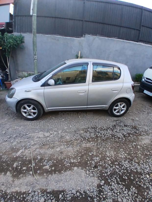 Toyota Vitz 2001 Silver