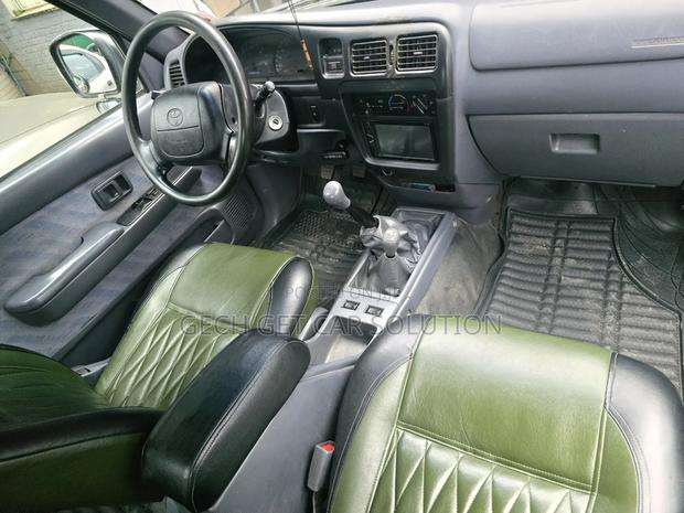 Toyota Hilux 2000 Green