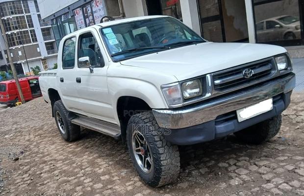 Toyota Hilux 2000 White