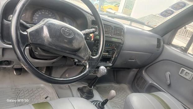 Toyota Hilux 2000 White