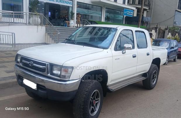 Toyota Hilux 2000 White