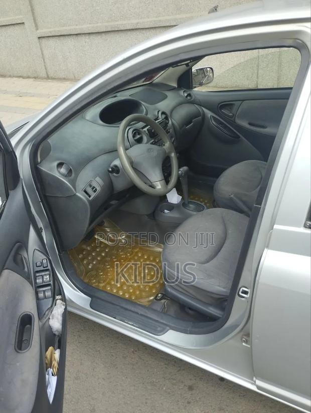 Toyota Vitz 2001 Silver