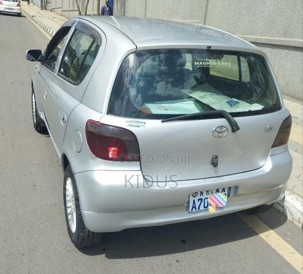 Toyota Vitz 2001 Silver