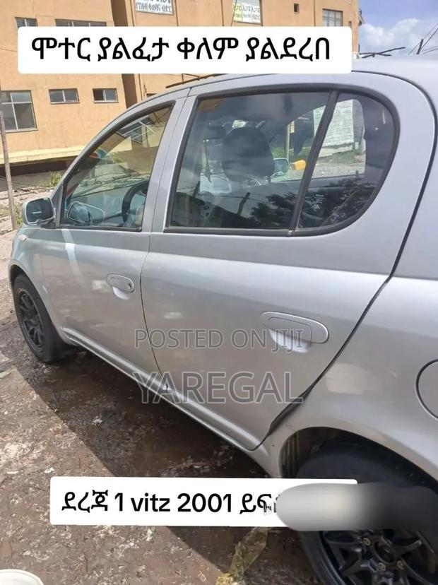 Toyota Vitz 2001 Silver