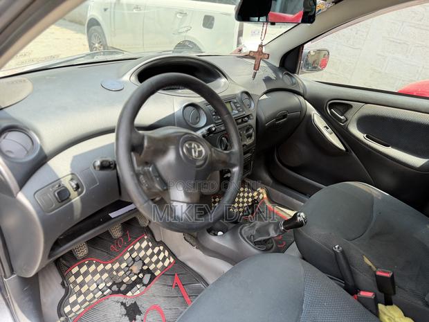 Toyota Vitz 2004 Gray