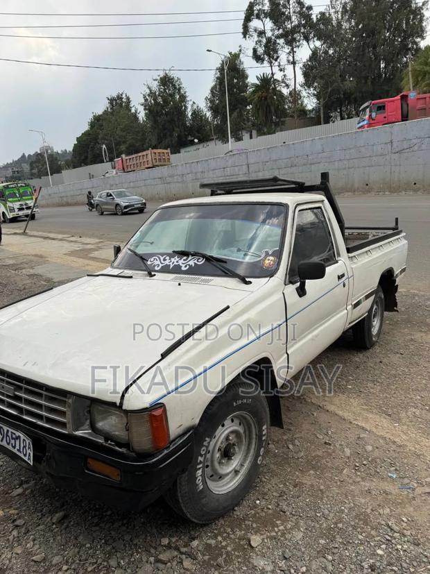Toyota Hilux 1987 White