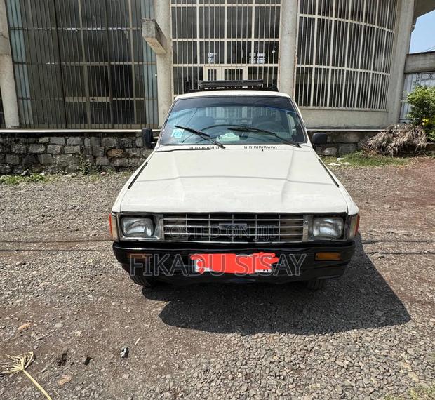 Toyota Hilux 1987 White