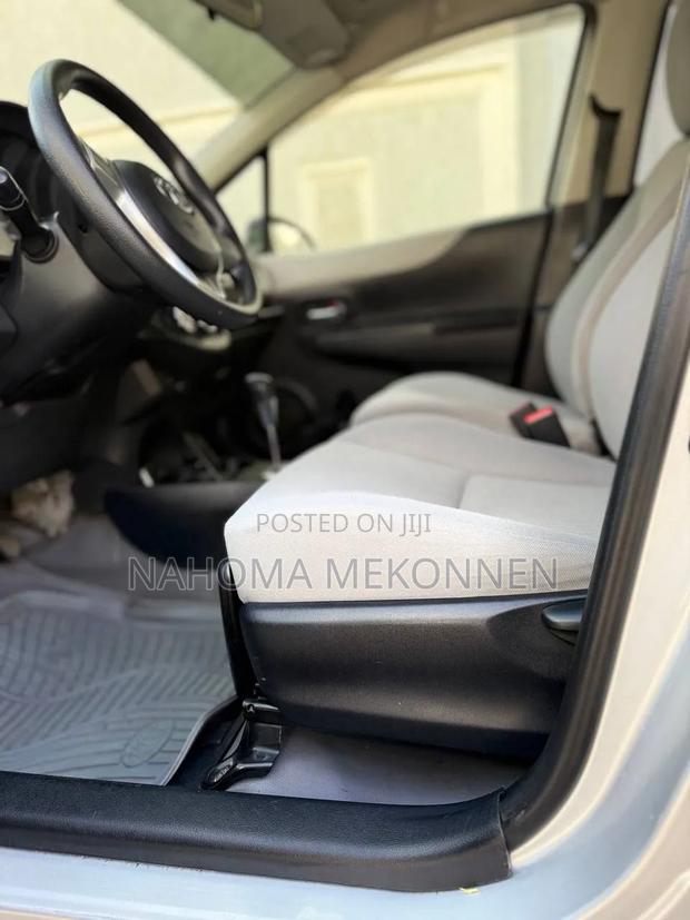 Toyota Yaris 2012 Silver
