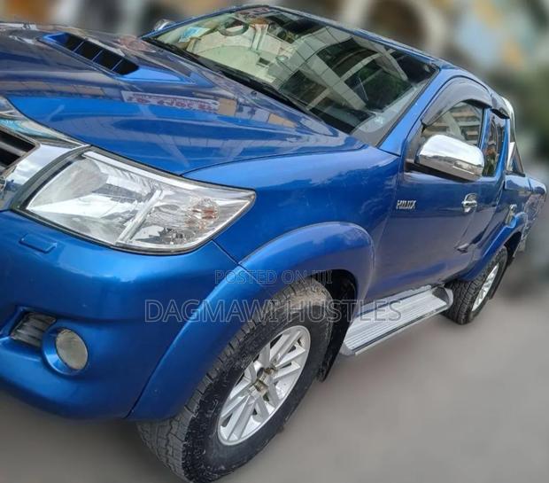 Toyota Hilux 2012 Blue