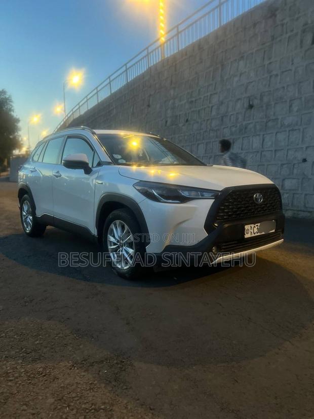 Toyota Corolla Cross Hybrid SE AWD 2023 White