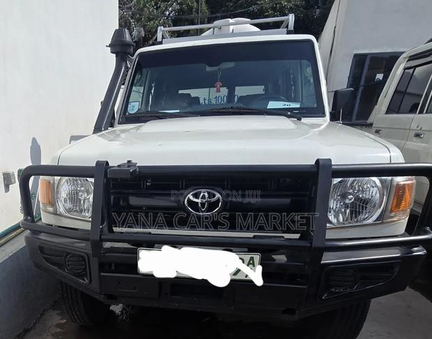 Toyota Land Cruiser 2017 White