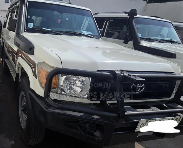 Toyota Land Cruiser 2017 White