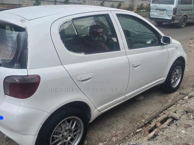 Toyota Vitz 2001 Off white