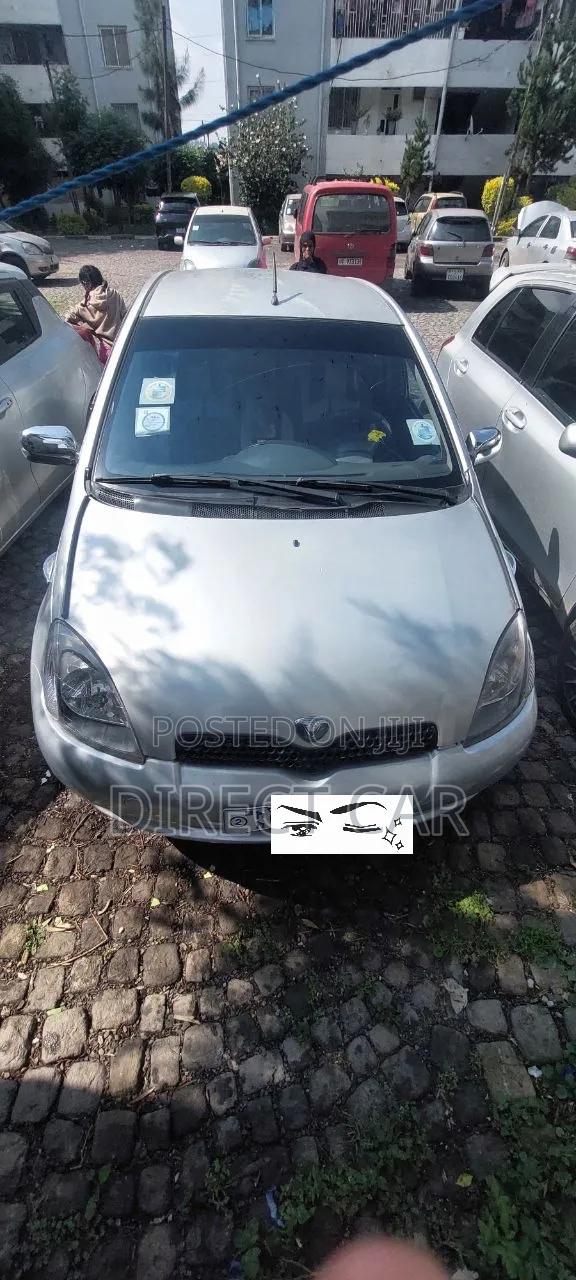 Toyota Vitz 2000 Silver