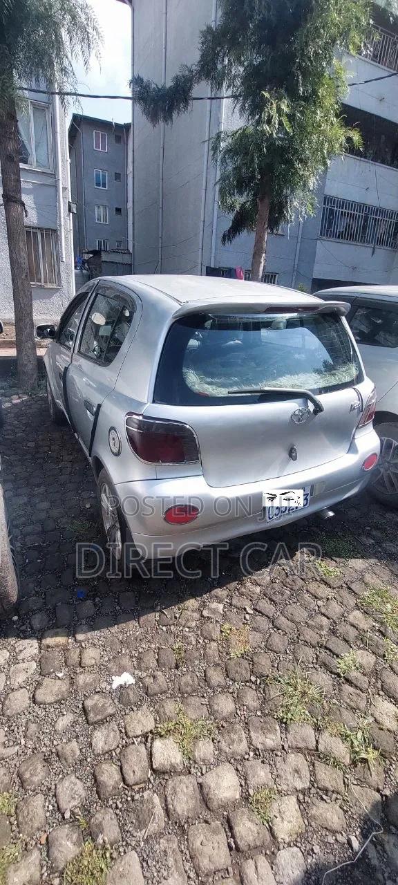 Toyota Vitz 2000 Silver