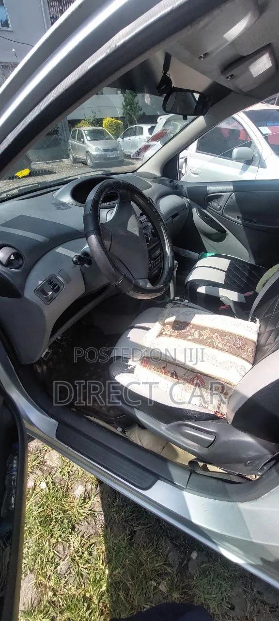 Toyota Vitz 2000 Silver