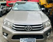 Toyota Hilux 2017 Gold for sale