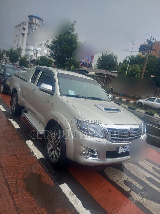 Toyota Hilux 2015 Gold