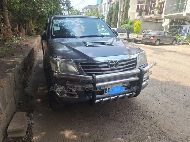 Toyota Hilux 2012 Gray