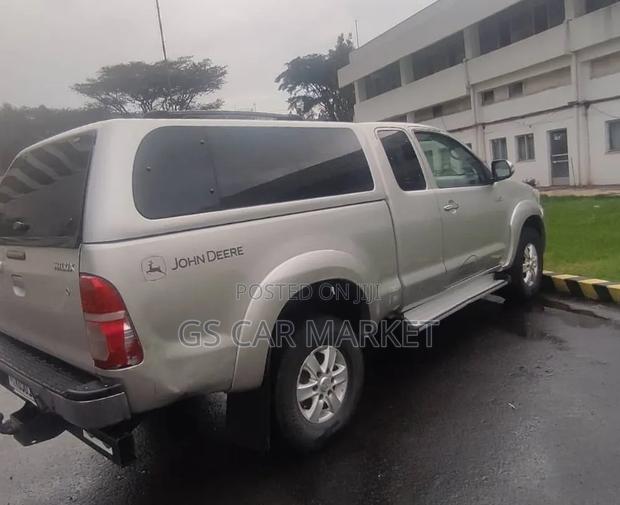 Toyota Hilux 2.5 D-4D 4X4 SRX 2012 Silver