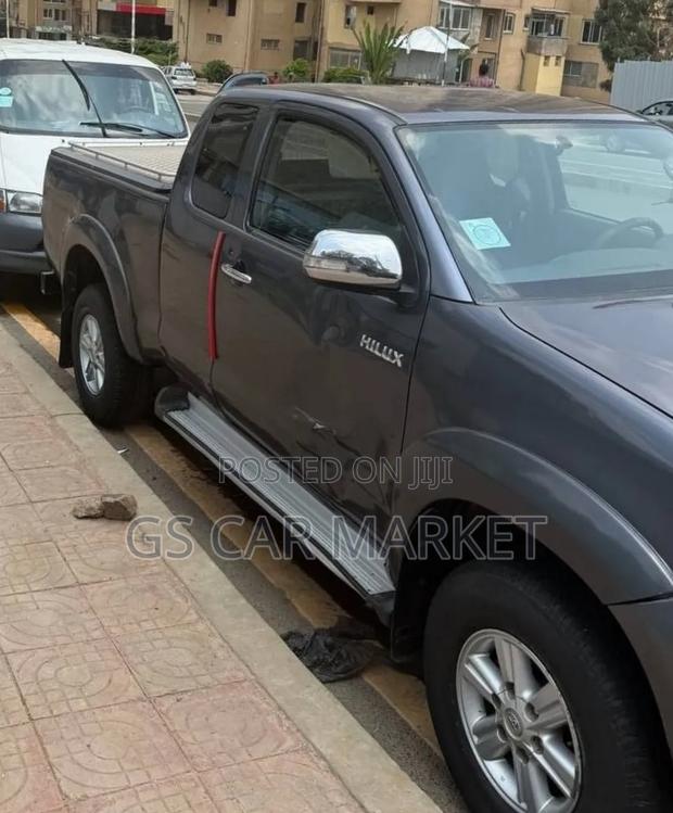 Toyota Hilux 2012 Gray