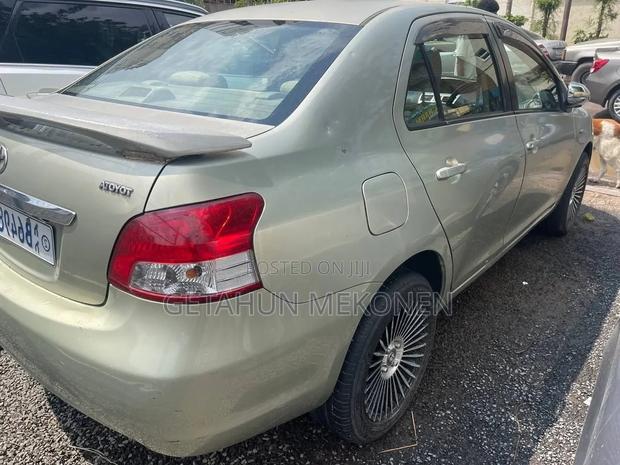 Toyota Belta 2010 Gold