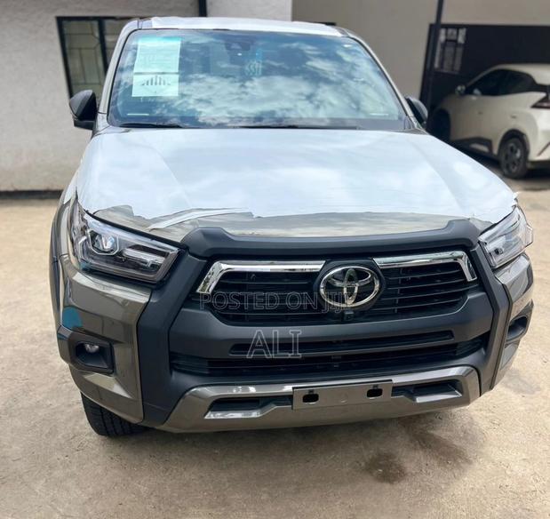 New Toyota Hilux 2025 Brown