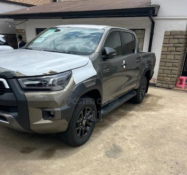 New Toyota Hilux 2025 Brown