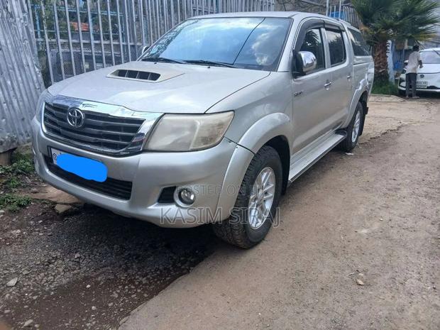Toyota Hilux 2013 Silver