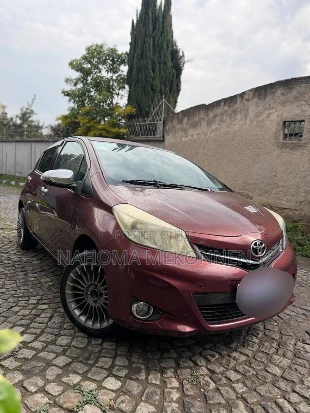 Toyota Yaris 2012 Red