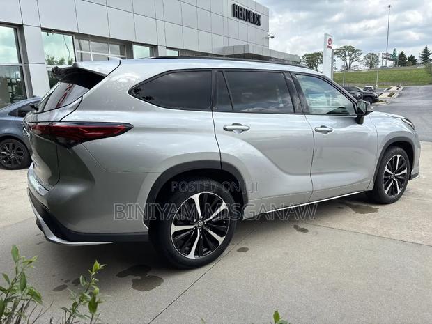 Toyota Highlander Hybrid 2022 Silver