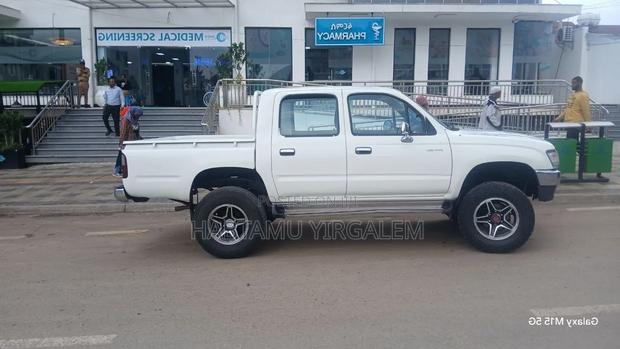 Toyota Hilux 2000 White