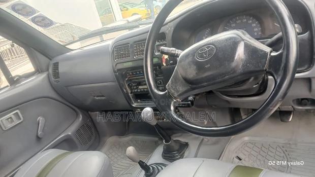 Toyota Hilux 2000 White